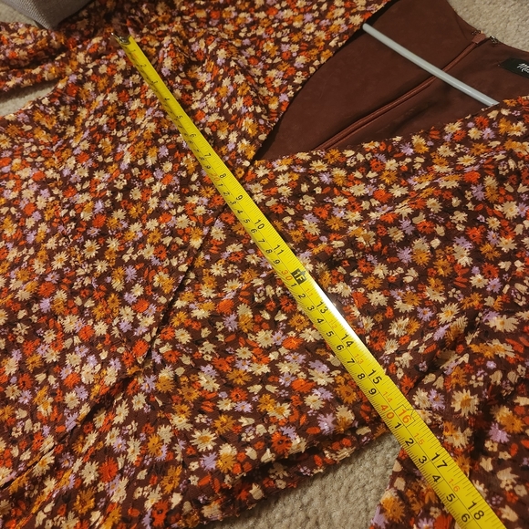 Madewell Longsleeve Cross Over Midi Dress in Clipdot Spring Prairie. - Picture 9 of 11